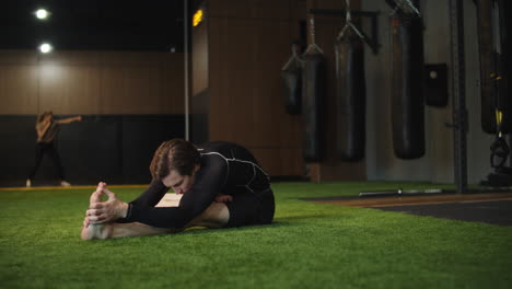 hombre deportivo haciendo ejercicio en el gimnasio