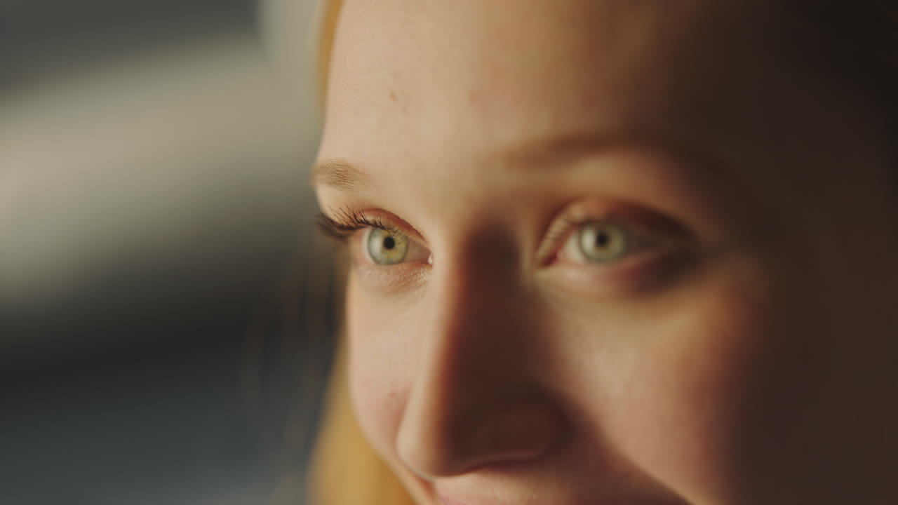 웃 고 젊은 여자의 초상화