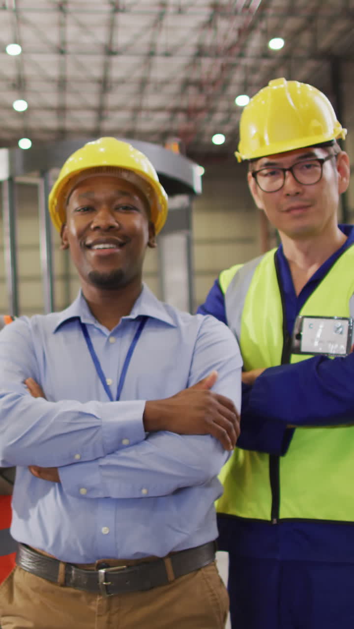 retrato de diversos trabajadores con trajes de seguridad y sonriendo en el almacén