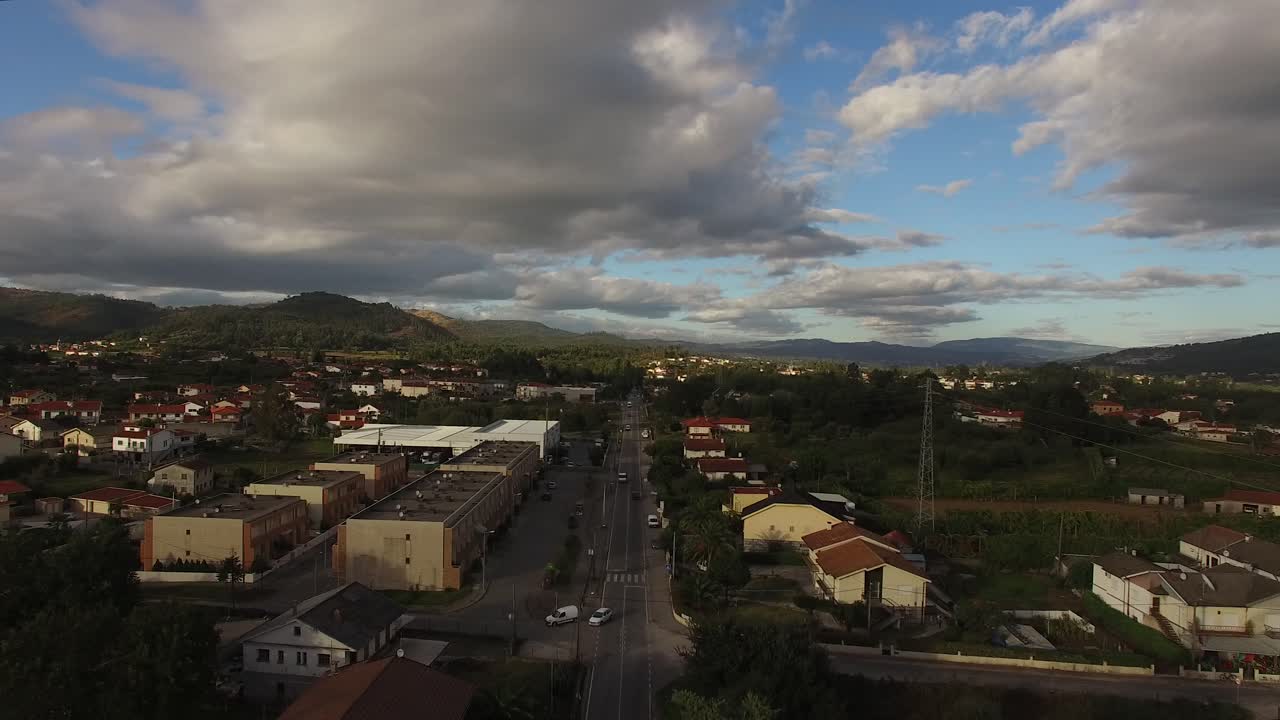 una vista de pájaro de una carretera rural los coches van rectos