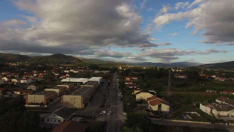 Una-Vista-De-Pájaro-De-Una-Carretera-Rural-Los-Coches-Van-Rectos