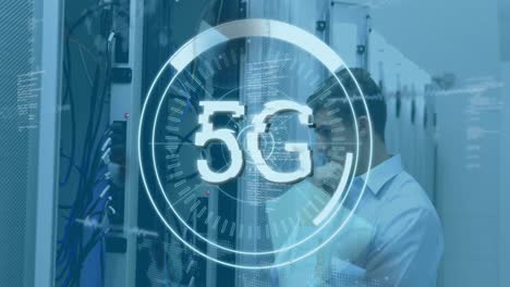 Animación-De-Texto-5g-En-Círculo-Con-Radar,-Hombre-Caucásico-Confundido-Mirando-La-Máquina-De-Almacenamiento-Del-Servidor