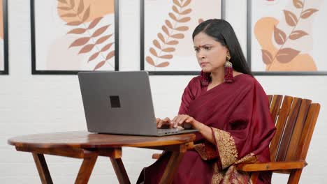 Ernsthafte-Indische-Frau,-Die-Am-Laptop-Arbeitet