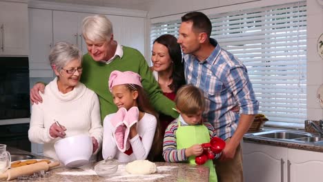 tres generaciones de familia horneando juntas.