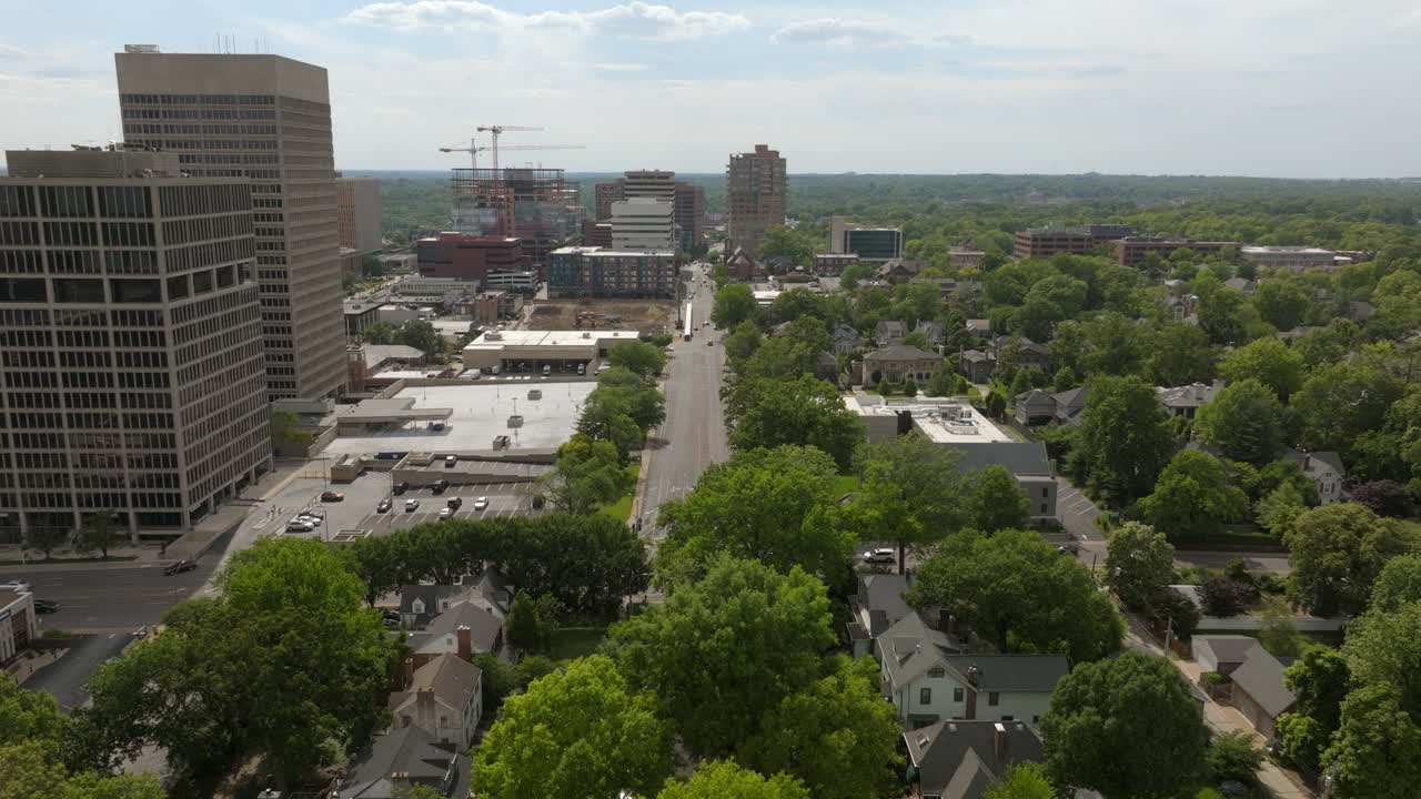 Vista aérea con acercamiento lento hacia una calle de la ciudad en Clayton en San Luis.