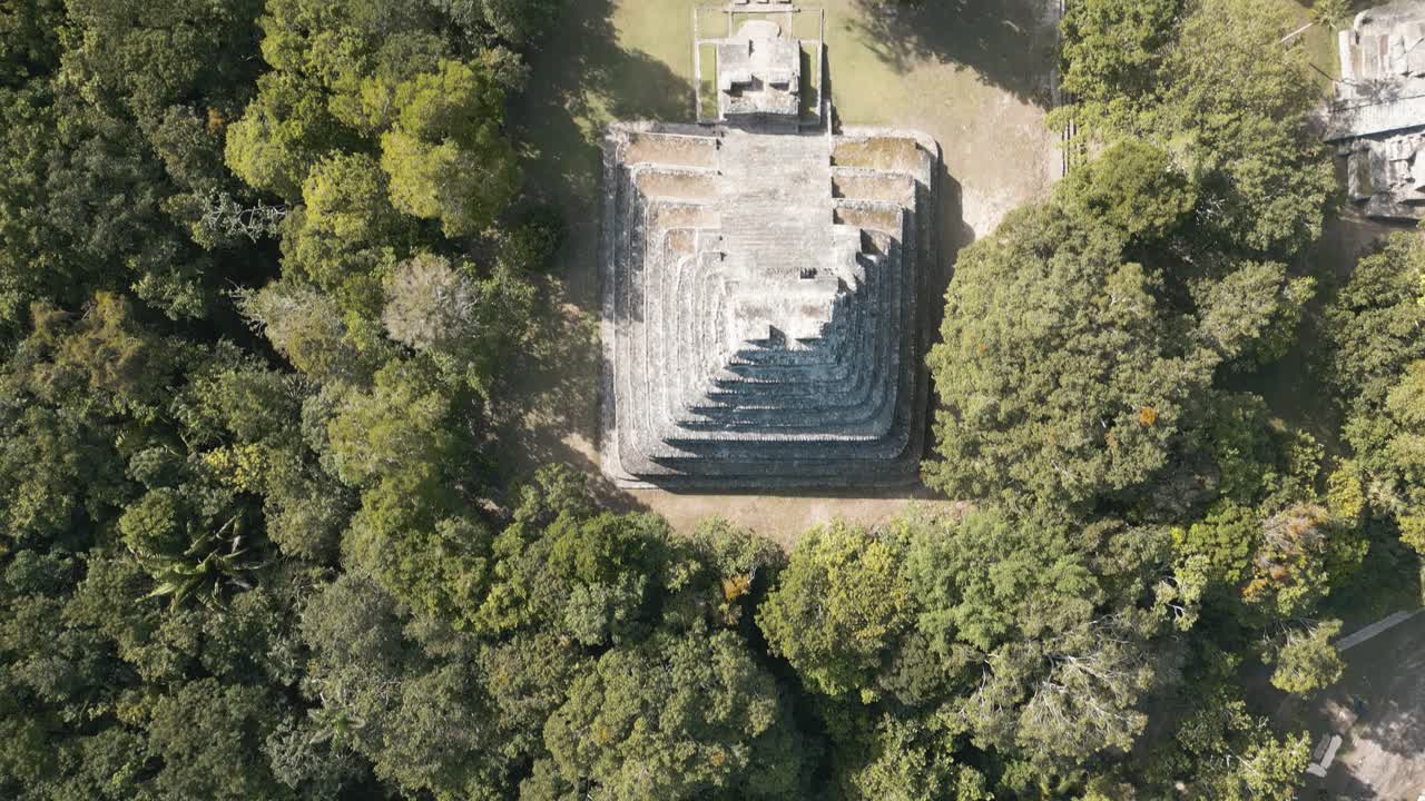 la pirámide del templo 1 en chacchoben, sitio arqueológico maya, quintana roo, méxico