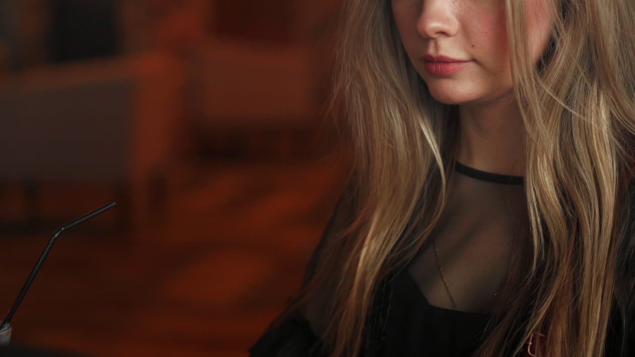 노트북 컴퓨터를 사용하는 스마트 워치를 착용한 젊은 여성. 야외 카페에서 노트북에서 일하는 여성.