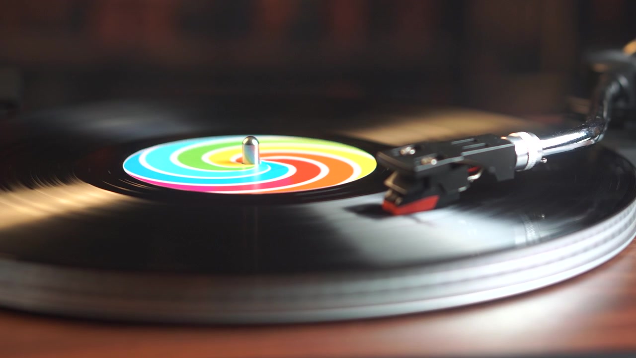 Riproduzione audio, album in vinile vintage a lunga riproduzione e puntina sul giradischi. Primo piano.