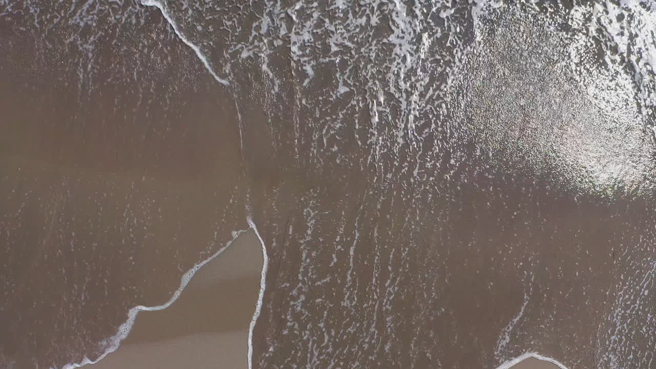 해변 에 있는 파도 들 의 공중 사진