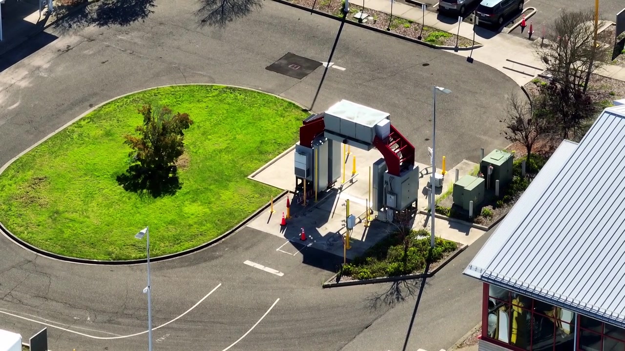 Una stazione di ispezione veicoli si trova vicino a un'area paesaggistica al valico di frontiera tra South Surrey, BC e Blaine, WA - Ripresa aerea con drone.