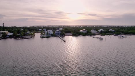 Vista-Aérea-Al-Atardecer-De-Bienes-Raíces-Costeros-En-Los-Cayos-De-Florida,-Florida,-Estados-Unidos