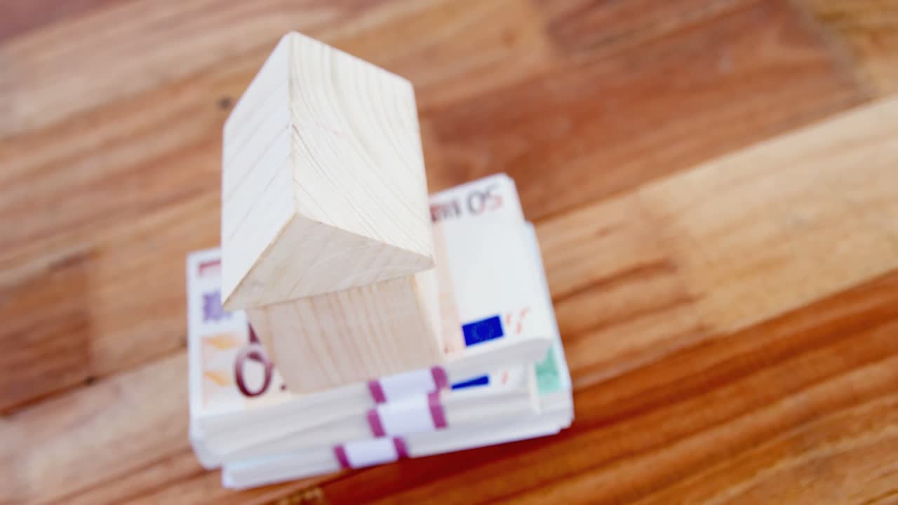 casa modelo en un montón de dinero