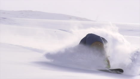 Männliche-Snowboard-Butter-Backcountry-Powder-Zeitlupe,-Kinofilm-Mitten-Im-Winter,-Frischer-Schnee,-Blauer-Himmel,-Colorado-Am-Vail-Pass,-Früher-Morgen