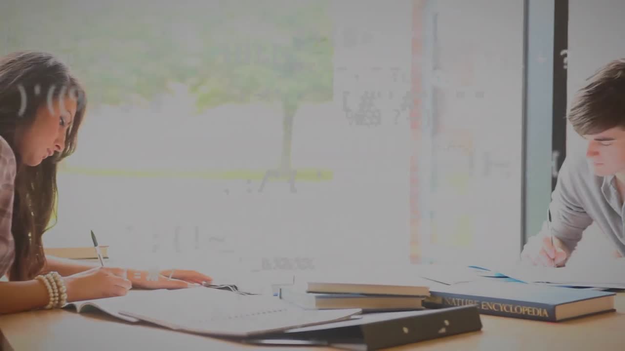 animación del procesamiento de datos sobre diversas personas leyendo libros.