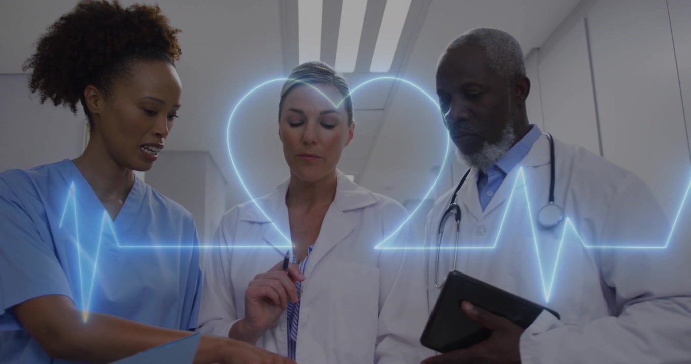 Animation d'un moniteur de fréquence cardiaque au-dessus d'un groupe diversifié de médecins et de professionnels de la santé discutant à l'hôpital