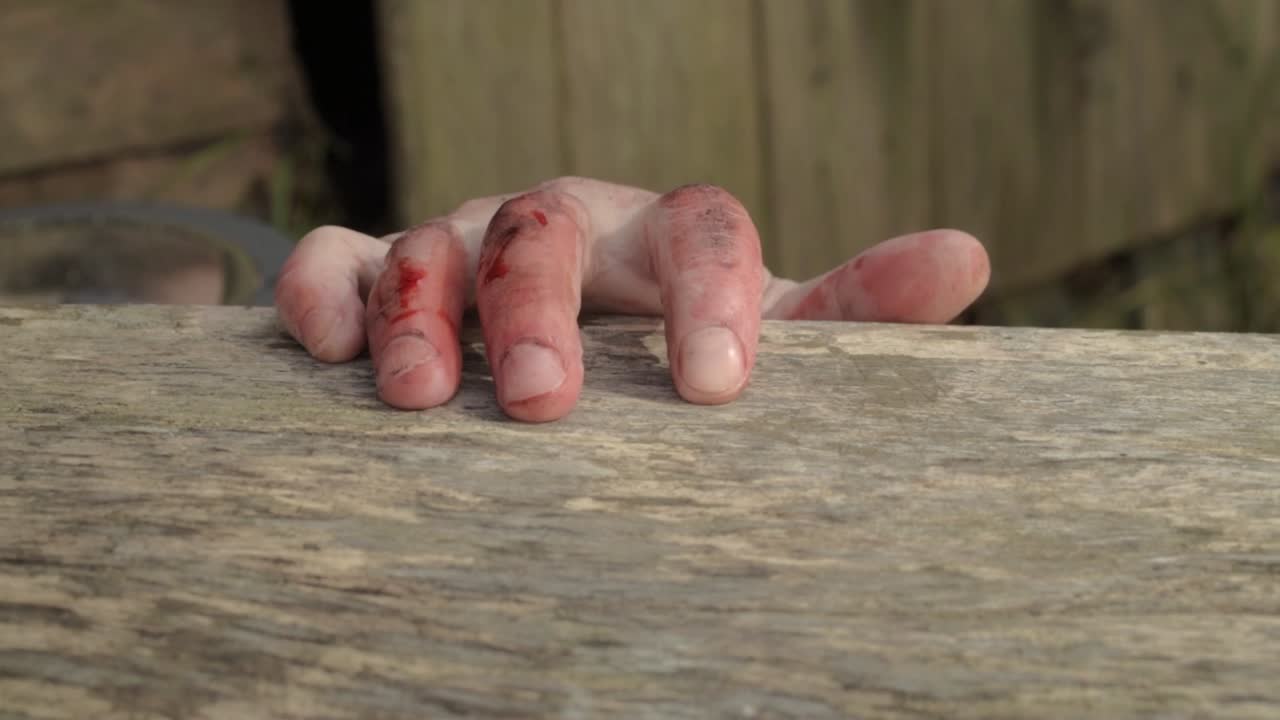 그립을 얻기 위해 고군분투하는 지친 피 묻은 손