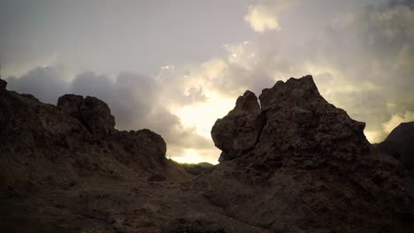 lapso de tiempo de nubes doradas girando sobre las rocas de la montaña