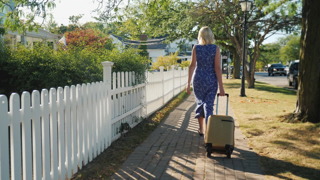 Vrouw met koffer loopt over straat
