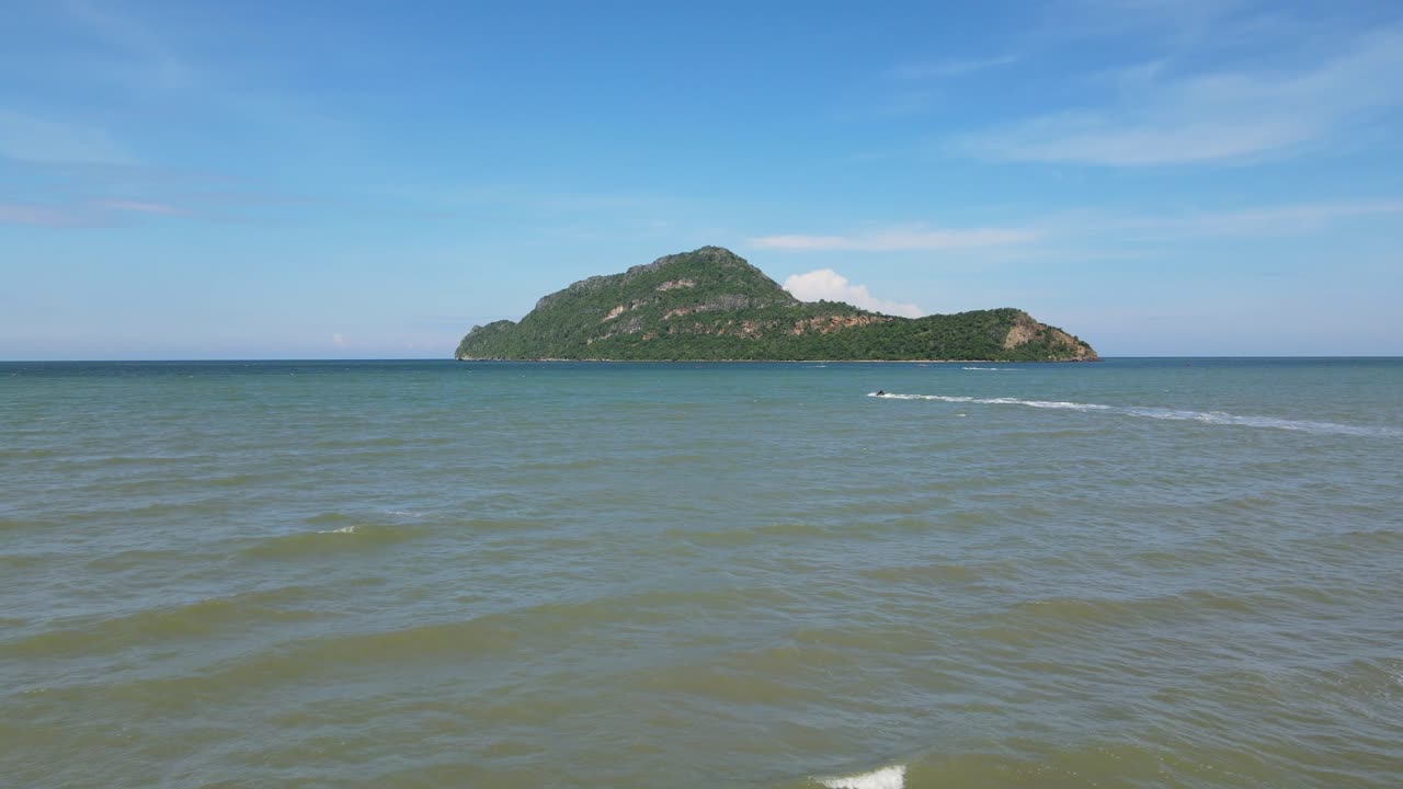 섬을 향해 질주하는 제트스키의 항공 영상