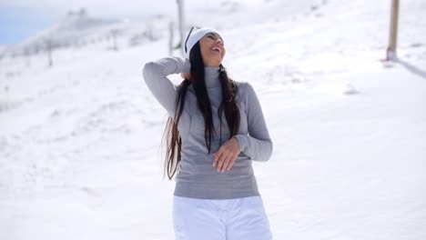 Beautiful-woman-laughing-on-ski-slope