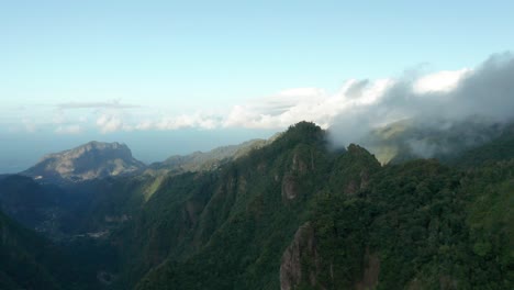 Famosas-Montañas-Balcoes-Verdes-En-La-Pintoresca-Isla-De-Madeira-Con-Nubes,-Antena