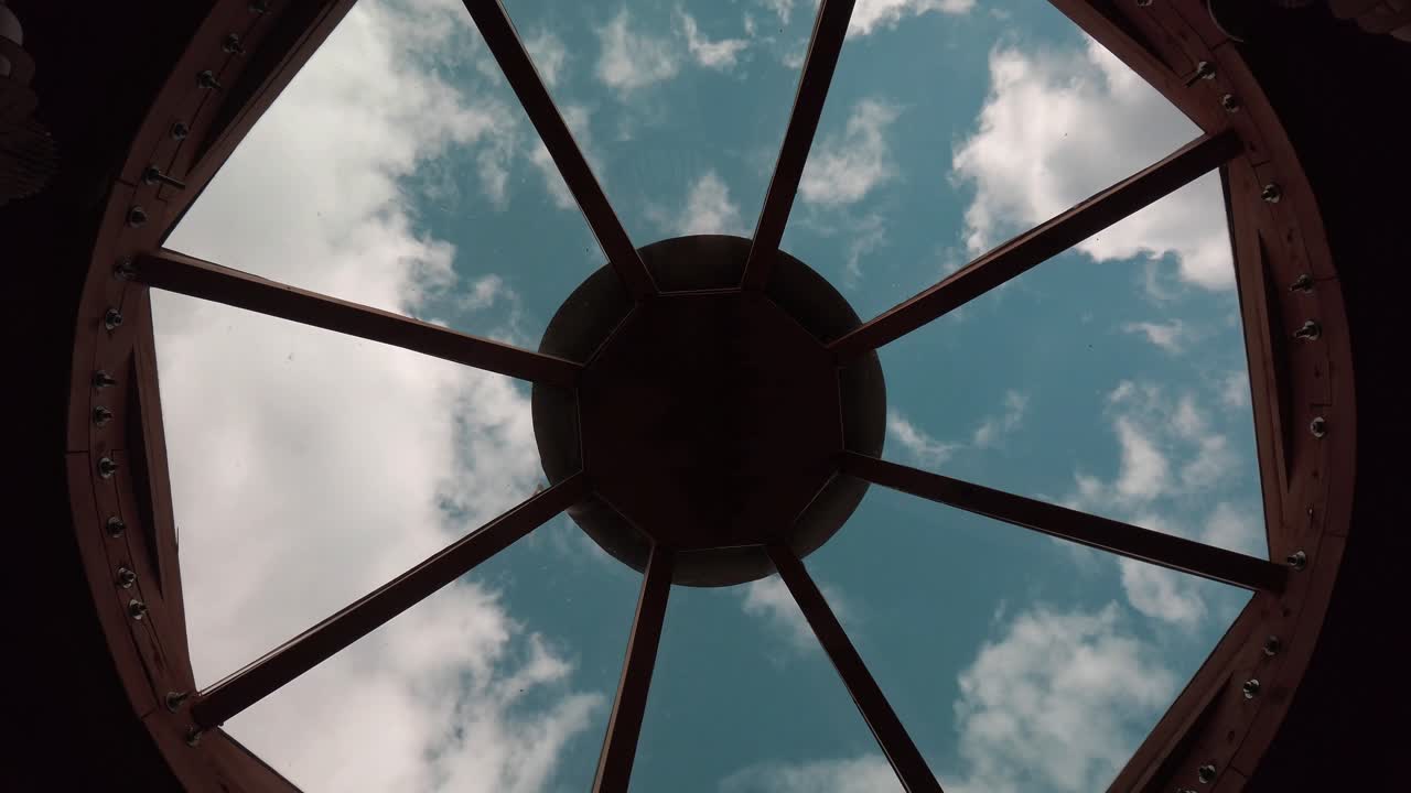 파란 하늘에 창문과 함께 양털의 빈티지 방