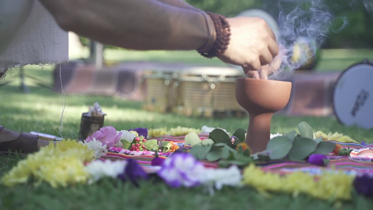primer plano en cámara lenta de la iluminación de la mano del hombre