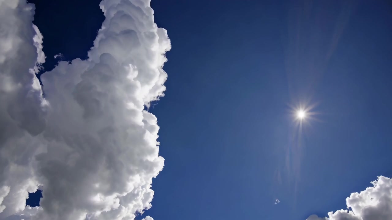 Timelapse de Nuvens Brancas Movendo-se por um Céu Azul Brilhante
