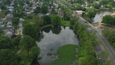 Un-Disparo-Aéreo-Lento-Sobre-El-Estanque-De-La-Carretera-Del-Molino-En-El-Arroyo-Del-Valle,-Nueva-York