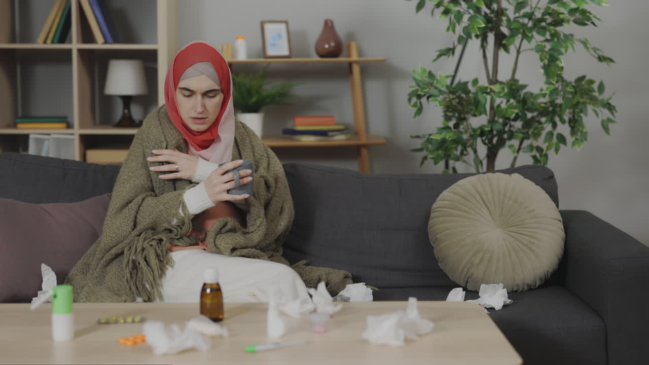 Wanita Hamil Berhijab Menderita Sakit