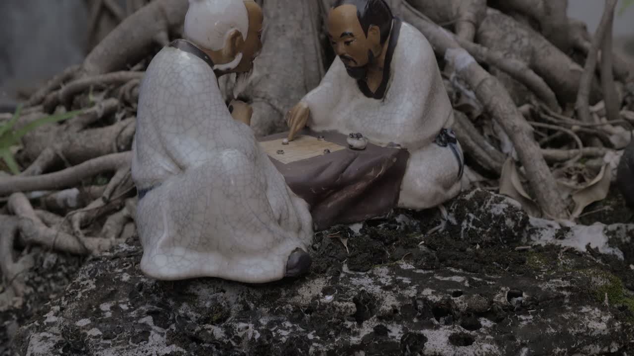 본사이 나무 에 있는 작은 도자기 형상