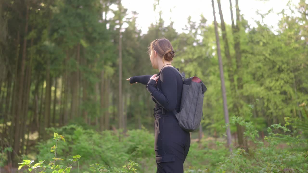 숲 에서 산책 하는 여자