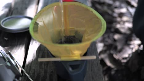 filtro de café portátil en la naturaleza, al aire libre, camping