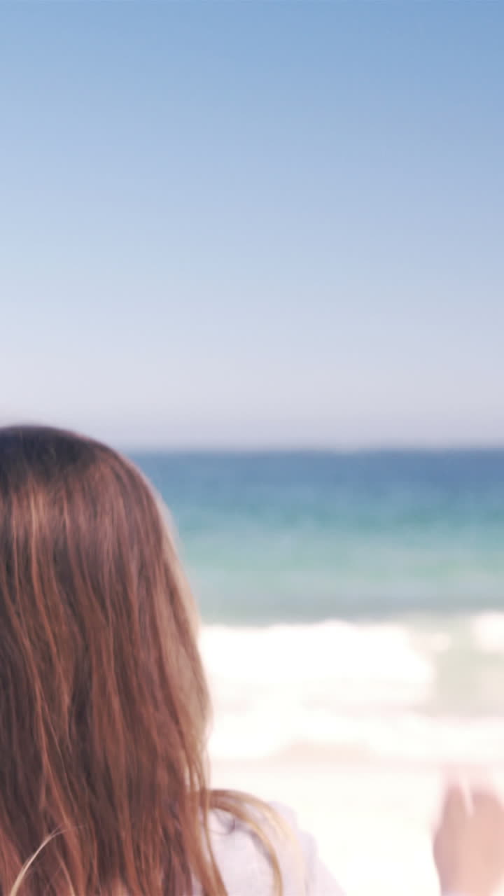 모래에 뛰어드는 작은 소녀