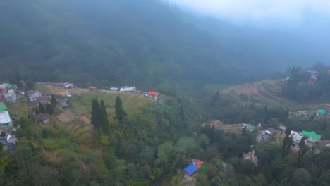 paisaje de darjeeling jardín de té y bucle de batasia vista aérea de darjeelling y tren de juguete darjeeling