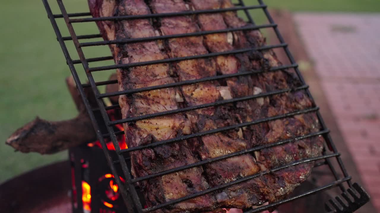 Dikey ızgarada otantik Arjantin barbekü kaburgalarının yakın çekimi, Latin mutfak yaşam tarzı.