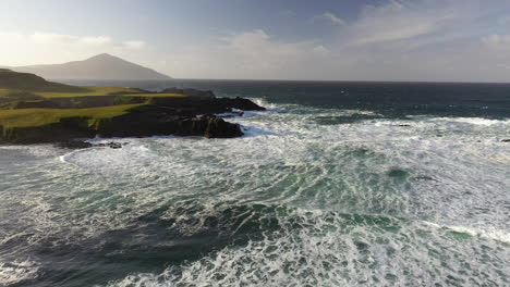 Aufschlussreiche,-Nach-Oben-Geneigte-Drohnenaufnahme-Der-Meereswellen-An-Den-Weißen-Klippen-Von-Ashleam,-Irland