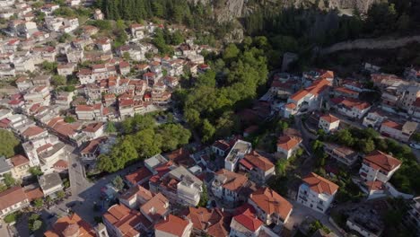 manantiales de krya en livadeia, grecia desde arriba con árboles