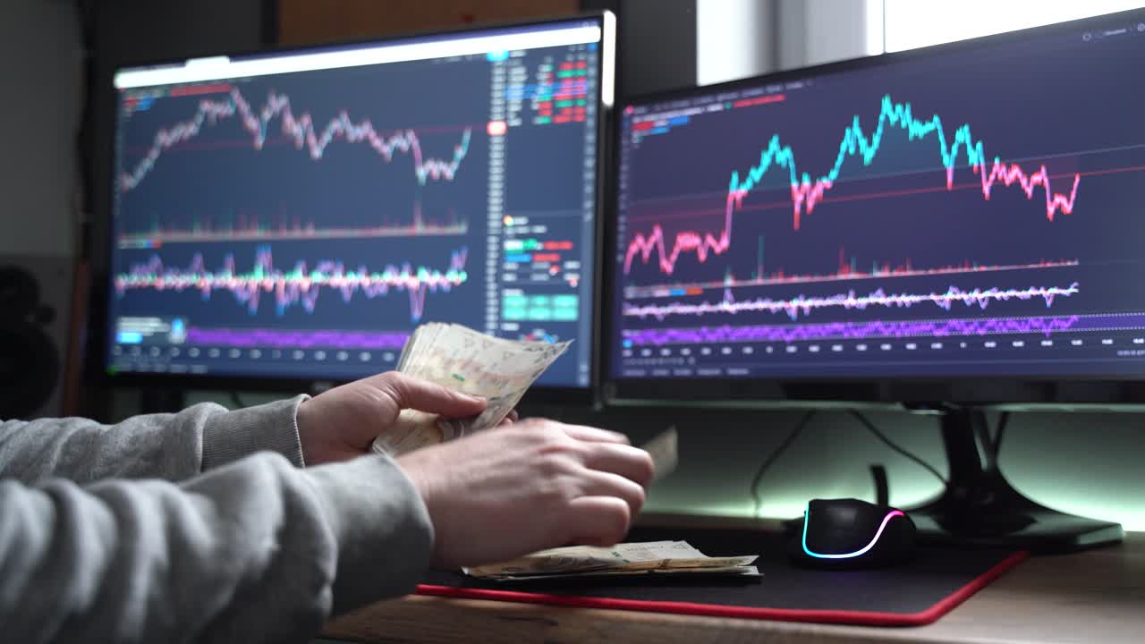 Investitore conta i guadagni in contanti davanti allo schermo del mercato azionario
