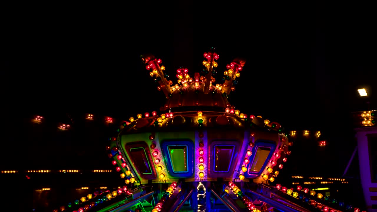 교차로에 다양한 불빛이 많이 있습니다.