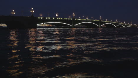 Die-Trotzki-Brücke-In-Sankt-Petersburg