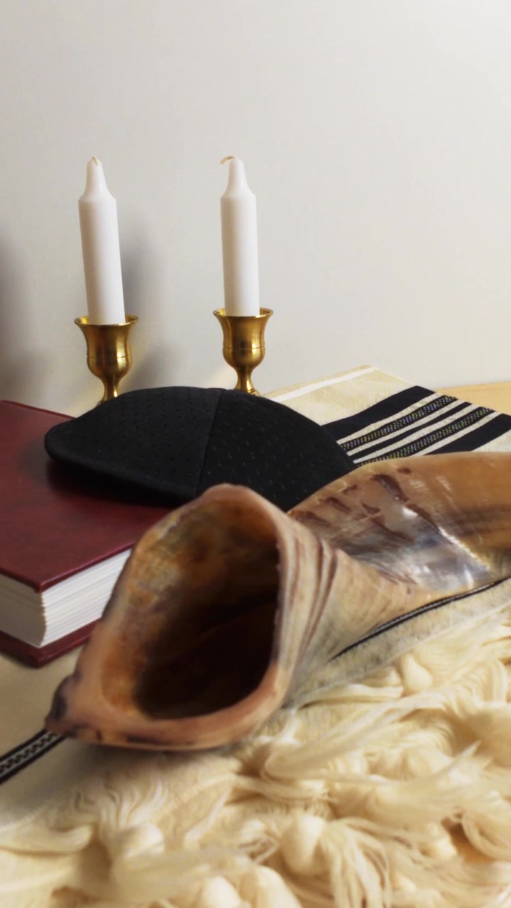 Oggetti religiosi ebraici tradizionali per la celebrazione di Rosh Hashanah
