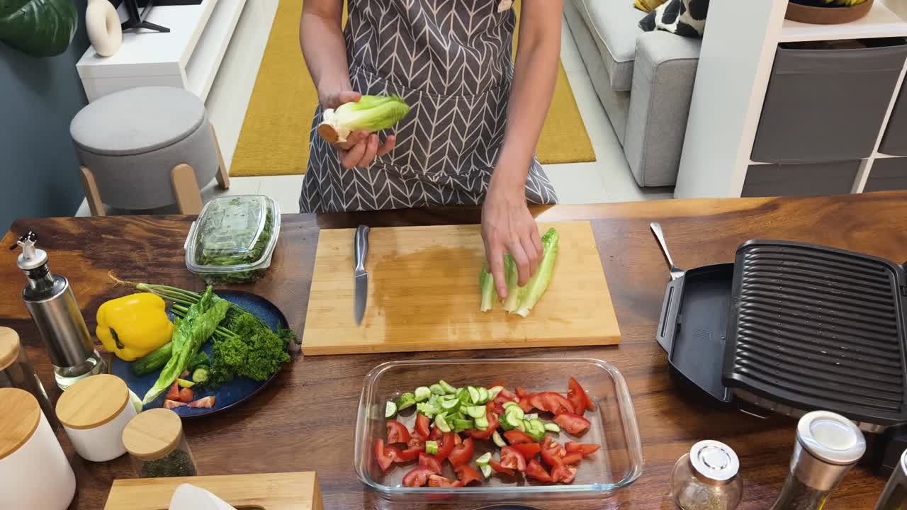 Eine Frau bereitet einen Salat in der Küche vor