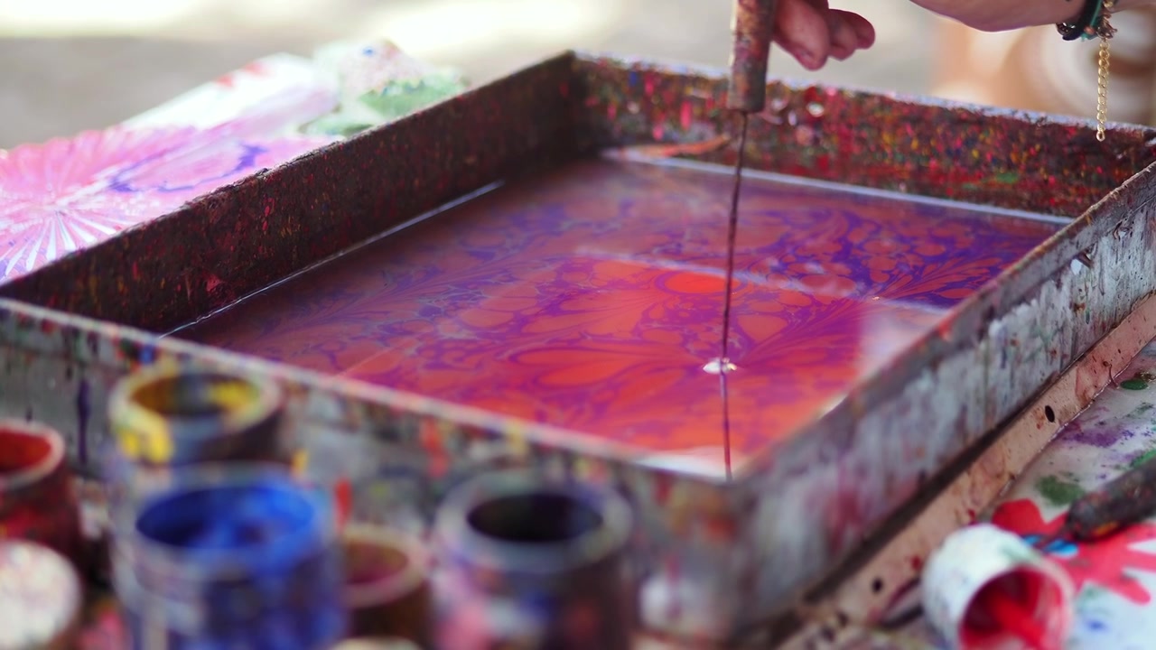Seniman Membuat Seni Marmer Air Ebru Tradisional