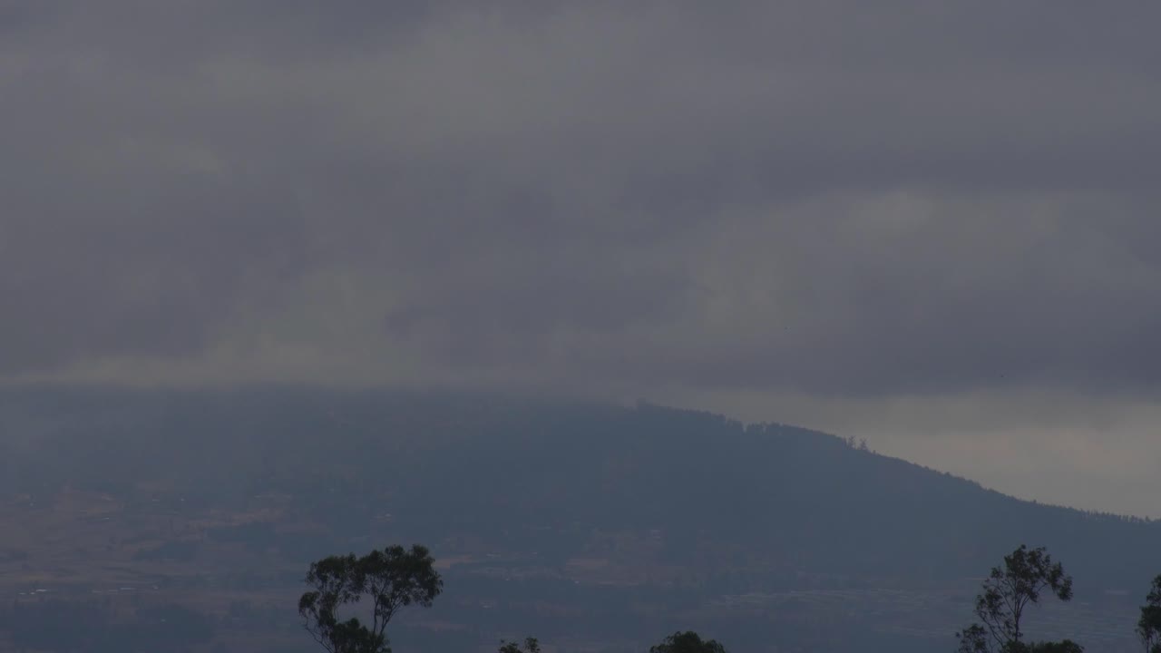 산과 구름의 타임랩스가 매우 빠르게 날아가고 있습니다.