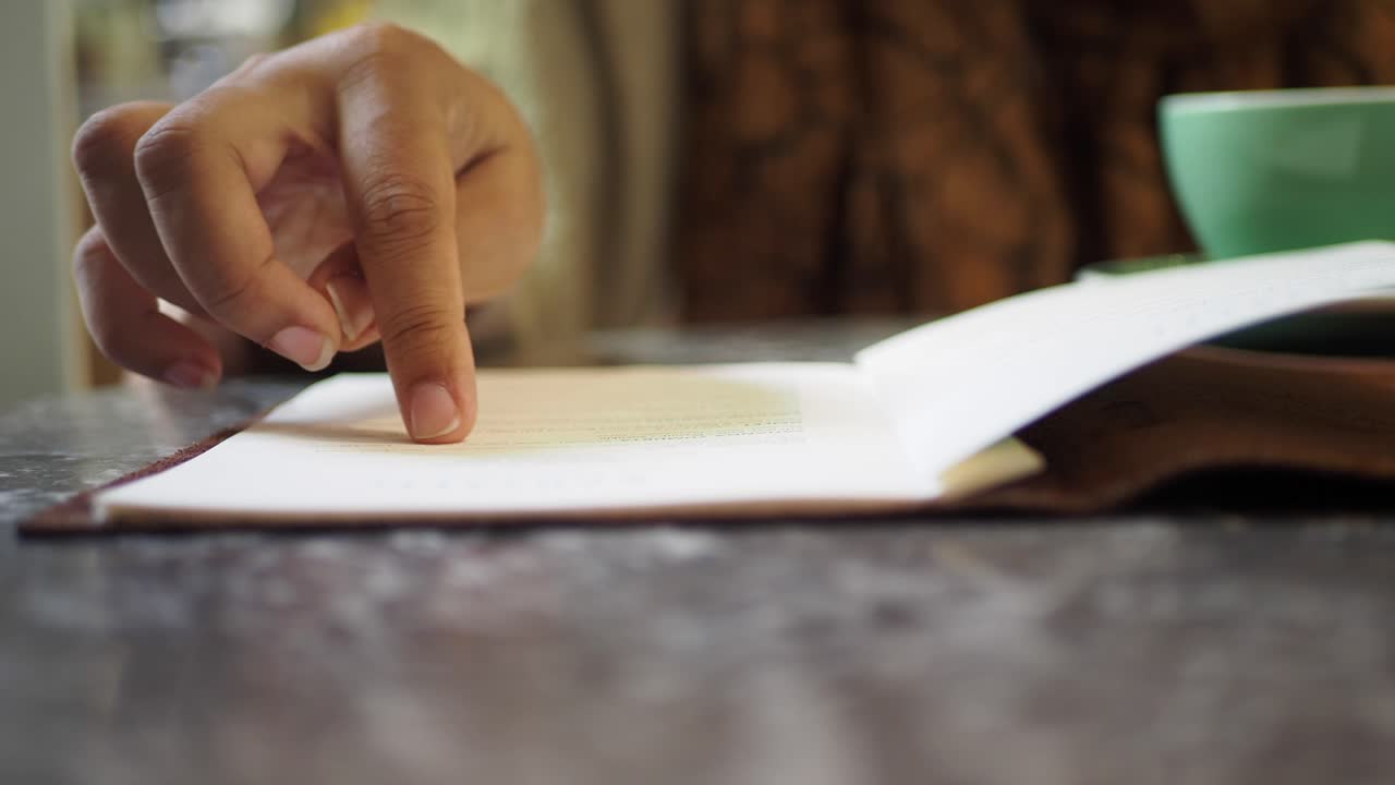 primer plano de una persona leyendo un libro