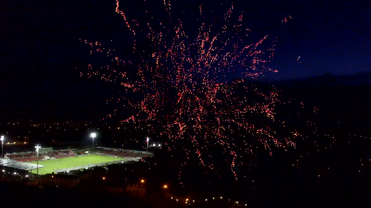 경기장 이 있는 도시 위 의 하늘 에 불꽃놀이