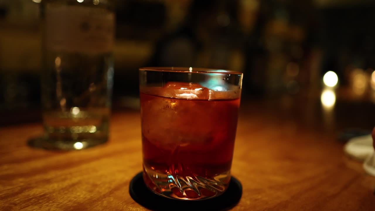 un solo cóctel en un bar débilmente iluminado
