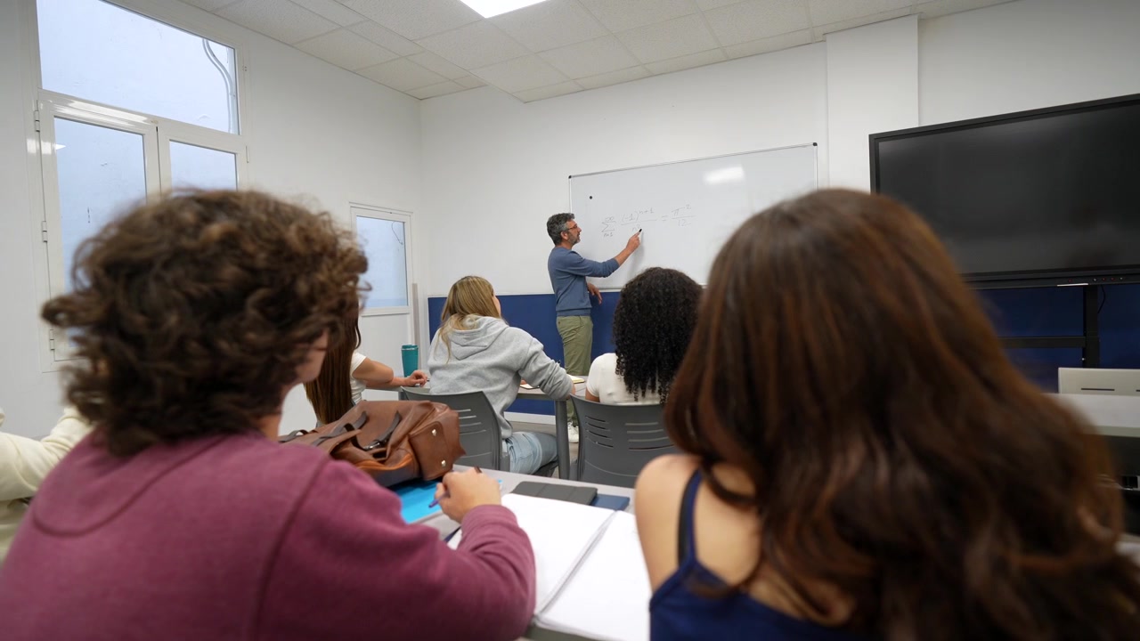 Profesor dando una clase a estudiantes diversos en un aula moderna