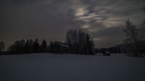 Video-De-Casas-De-Vacaciones-De-Madera-Cubiertas-De-Nieve-En-El-Campo-Rural-Con-Las-Nubes-Pasando-En-Timelapse